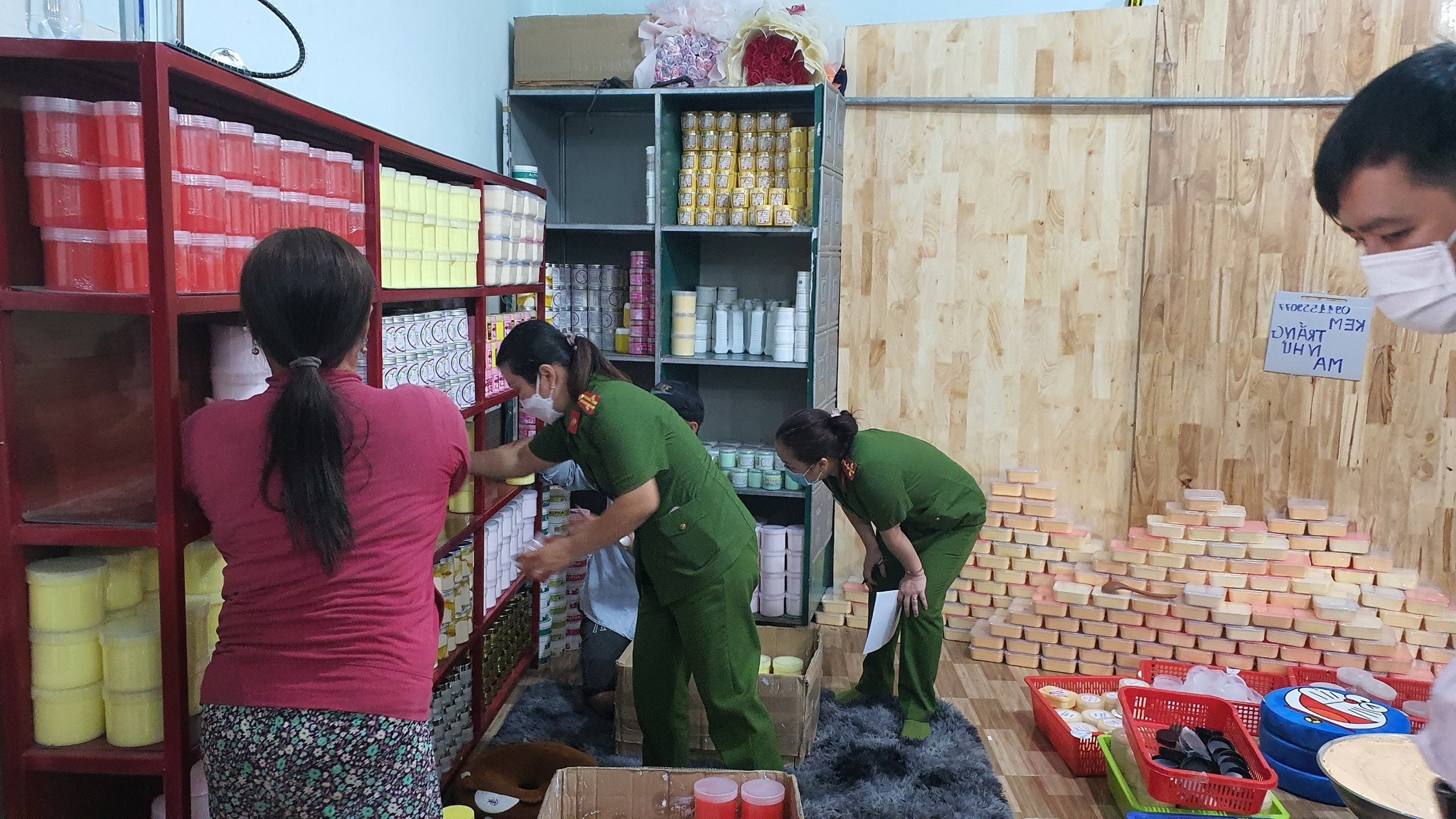 Bình Định: Phát hiện cơ sở sản xuất kem trộn không có giấy phép