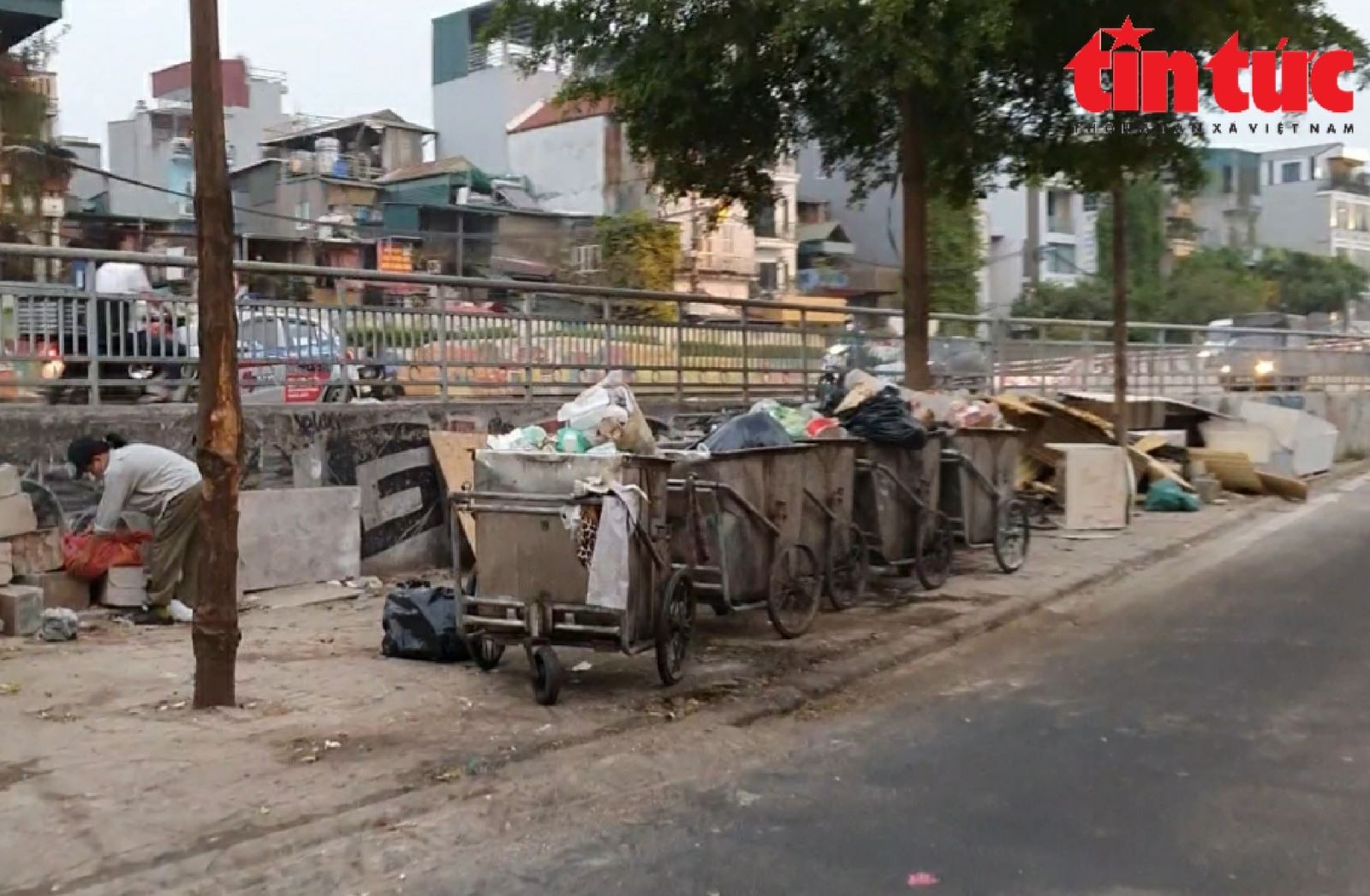 Rác thải 'lộ thiên' trên nhiều tuyến phố, gương mặt Thủ đô nhếch nhác tới bao giờ?