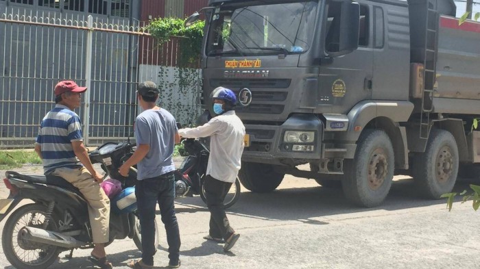 Người dân Biên Hòa bức xúc, chặn xe ben đi đường cấm vào mỏ đá Tân Cang