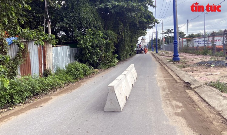 Sở GTVT yêu cầu chủ đầu tư BOT Xa lộ Hà Nội di dời các khối bê tông chặn giữa đường