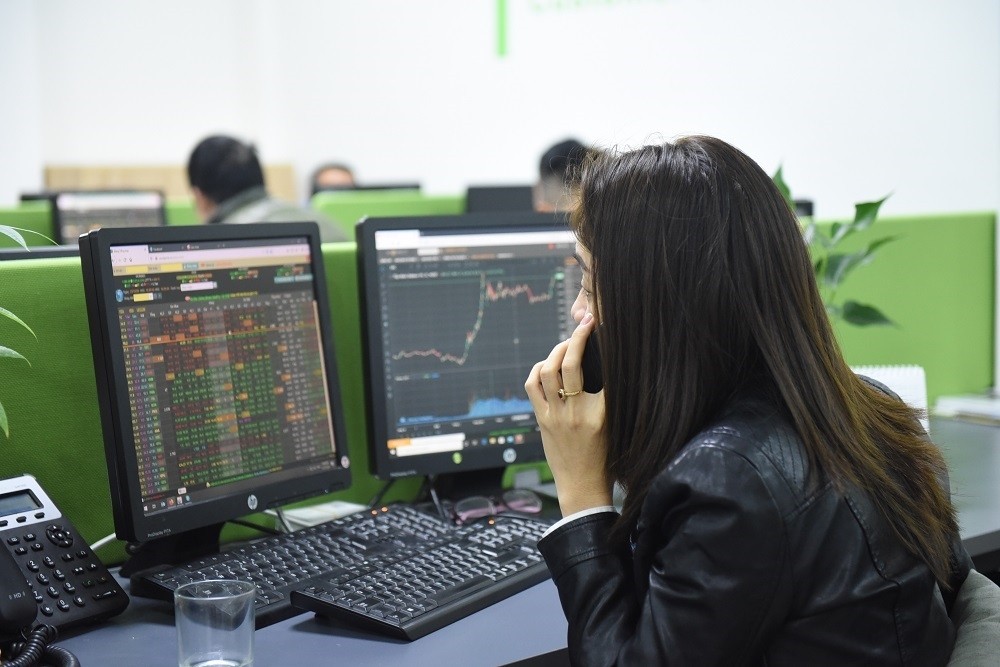 Cá nhân tiếp tục mua ròng hơn 870 tỷ đồng phiên VN-Index đuối sức, tâm điểm SHB