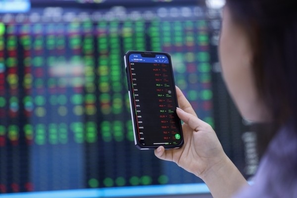 Giao dịch chứng khoán phiên sáng 19/7: Nhóm điện túc tắc tăng giá, cặp đôi HAG-HNG hạ nhiệt