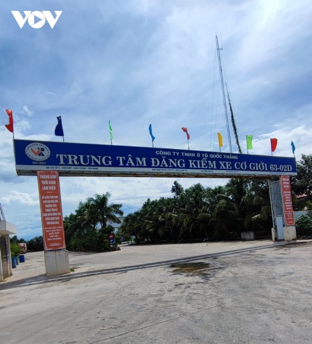 Bức xúc khi đi đăng kiểm xe ô tô phải đóng 50.000 đồng "phụ thu"