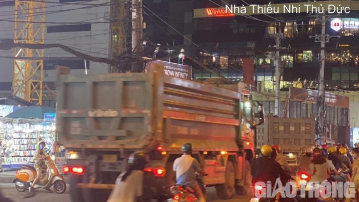Đoàn xe "vua" ngang nhiên chạy đường cấm ở TP Thủ Đức