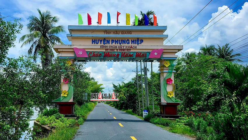 Chuyện 'lạ' ở Hậu Giang: Chỉ định doanh nghiệp in xây cổng chào
