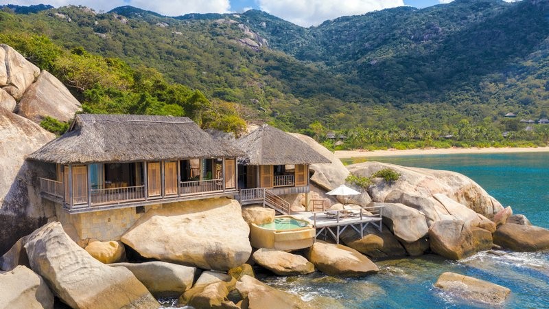 Thua lỗ nặng, cổ phiếu của chủ khu nghỉ dưỡng Six Senses Ninh Vân Bay tiếp tục bị cảnh báo