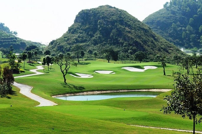 Thu hút toàn người giàu, tại sao kinh doanh sân golf vẫn lỗ?