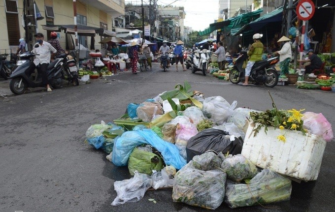 Rác ùn ứ vì nhà máy bị nợ hợp đồng
