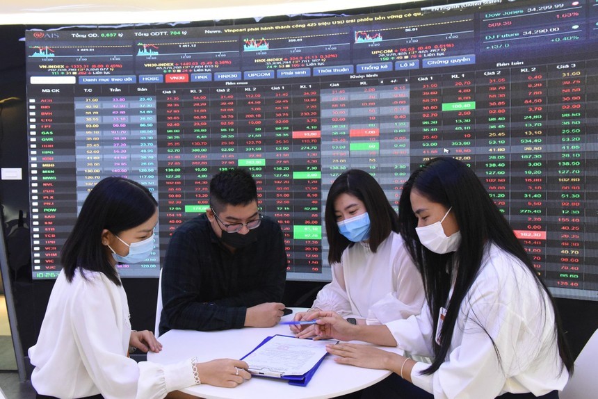 Giao dịch chứng khoán sáng 10/10: Thị trường chưa "cầm máu", cổ phiếu dầu khí ngược dòng