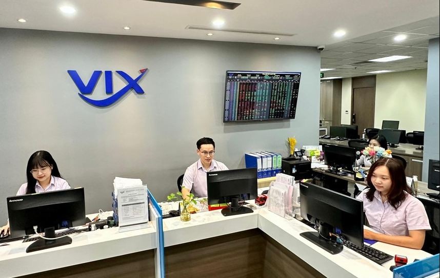 Lợi nhuận giảm sâu, Chứng khoán VIX thay loạt lãnh đạo cấp cao