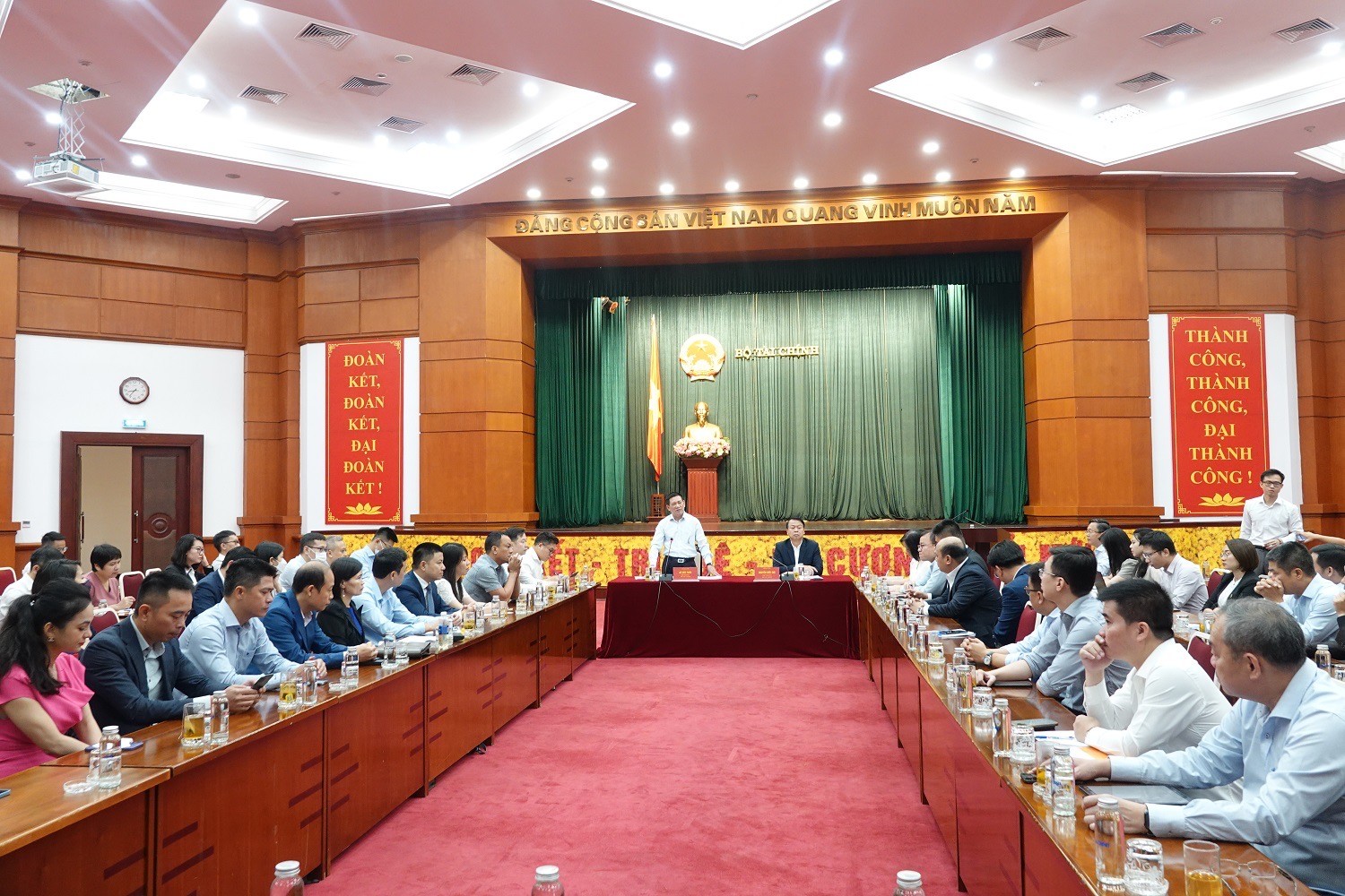 Các kênh huy động vốn của doanh nghiệp đều đang bị ách tắc