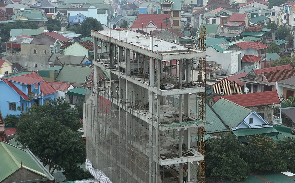 Nhà giữa trung tâm thành phố 'mọc' thêm 2 tầng mới bị phát hiện