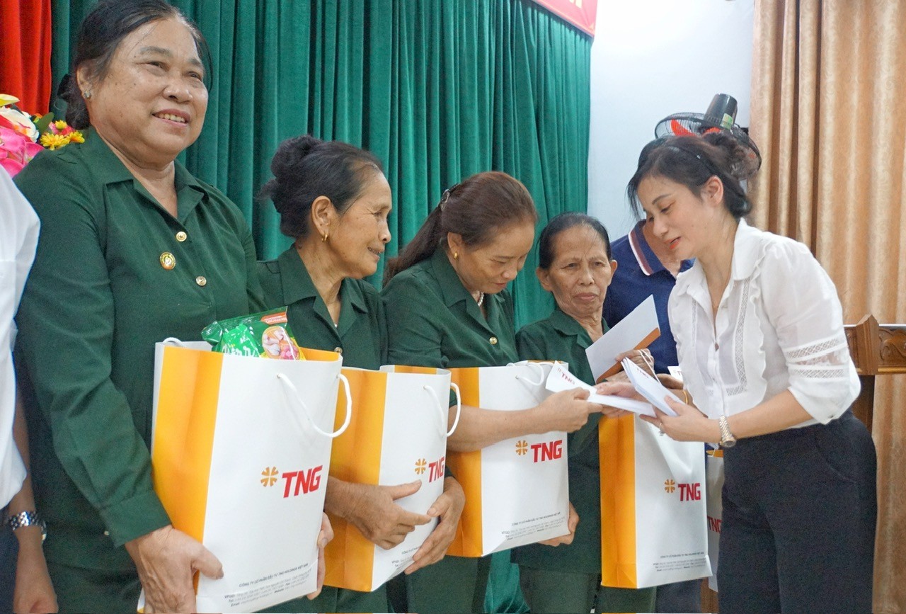 Thấm đẫm từng bài học qua hành trình về nguồn