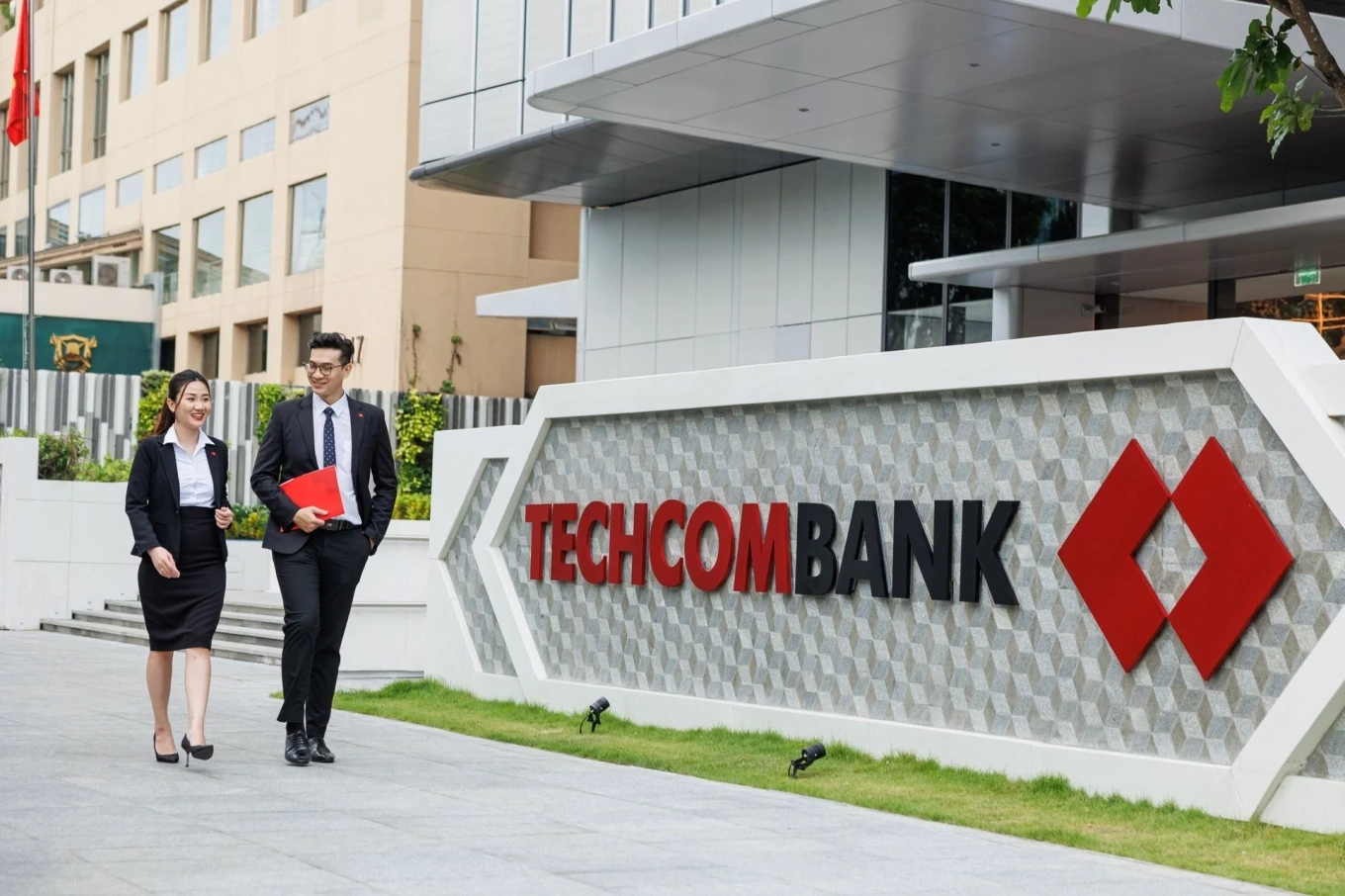 S&P nâng xếp hạng tín nhiệm Techcombank lên BB