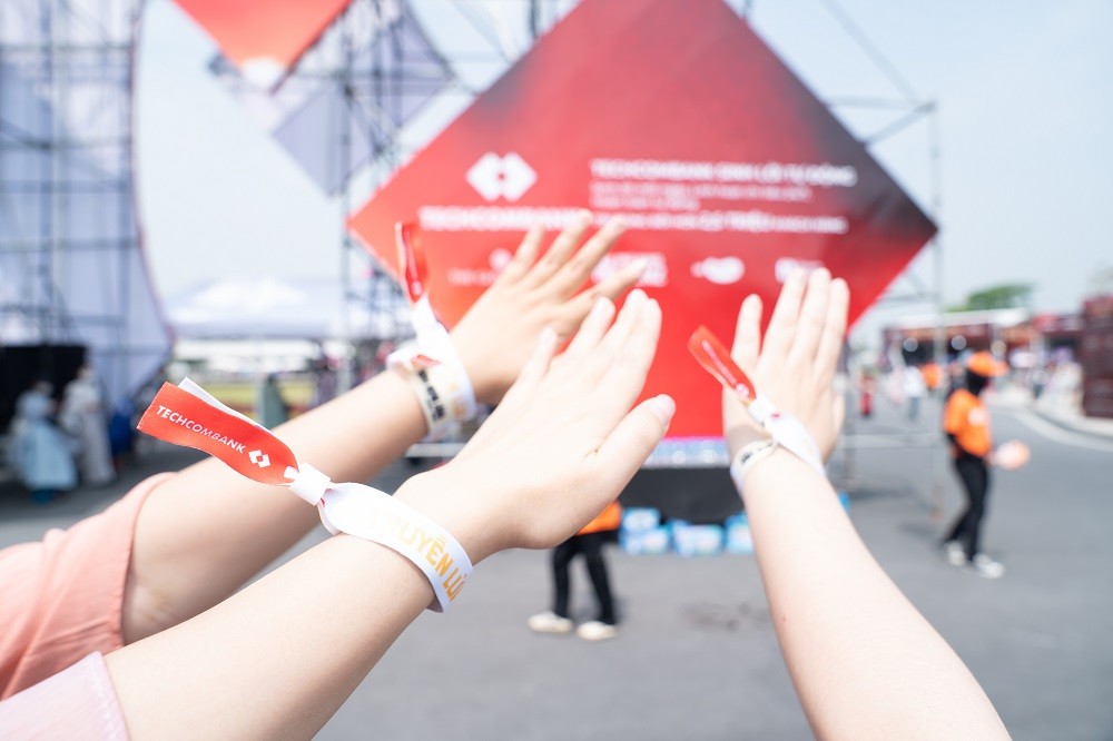 “Kim chủ quốc dân” Techcombank chiều “Gai Con” hết mực, xoa dịu hội chứng hậu concert