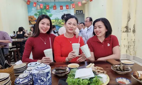 Thực khách Sài Gòn đổ xô đi ăn nem nướng Út Hương