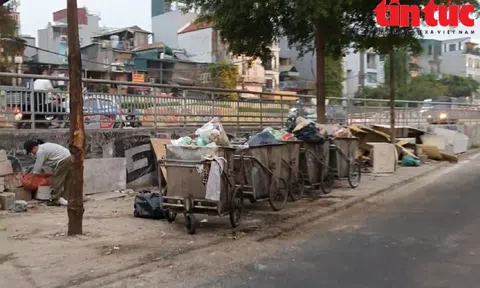 Rác thải 'lộ thiên' trên nhiều tuyến phố, gương mặt Thủ đô nhếch nhác tới bao giờ?