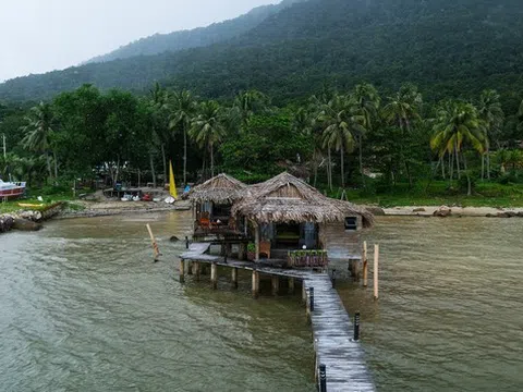 Hàng chục bungalow trái phép trên biển Phú Quốc vẫn ngang nhiên hoạt động