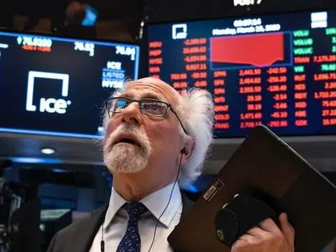 Dow Jones giảm 400 điểm sau khi Chủ tịch Fed nói “còn quá sớm để bàn về dừng nâng lãi suất”