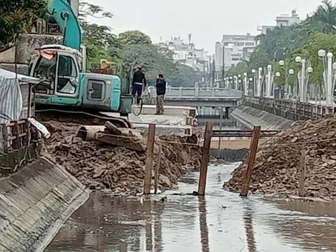 Đơn vị thi công cầu tự ý đặt biển cấm, giao thông 2 tuyến đường bị cản trở