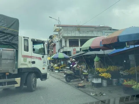 Quảng Ninh: Bất an chợ họp tràn vỉa hè quốc lộ, tỉnh lộ