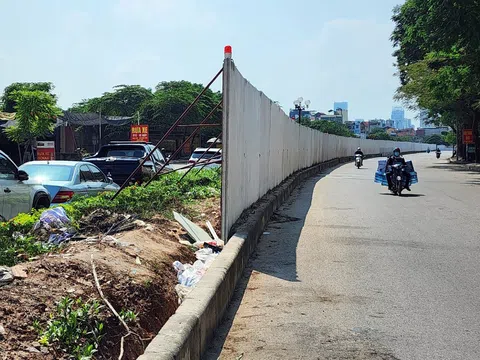 Tường rào bê tông 500m trên tuyến đường 'đắp chiếu' 10 năm làm khó người dân