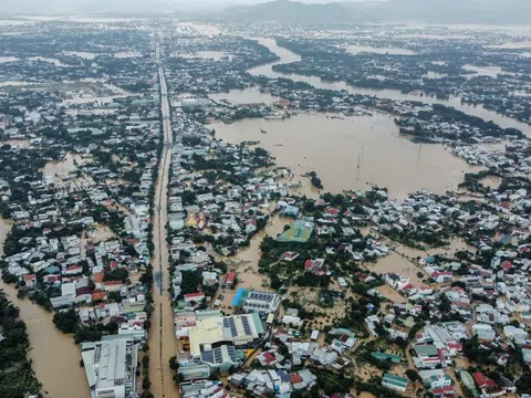 Nước lũ dâng ngập giường ngủ người dân Nha Trang