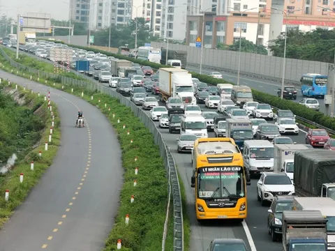Giá nhiên liệu ‘leo thang’, đề xuất giảm phí, lệ phí