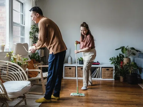Phân chia việc nhà khi sống chung với người yêu