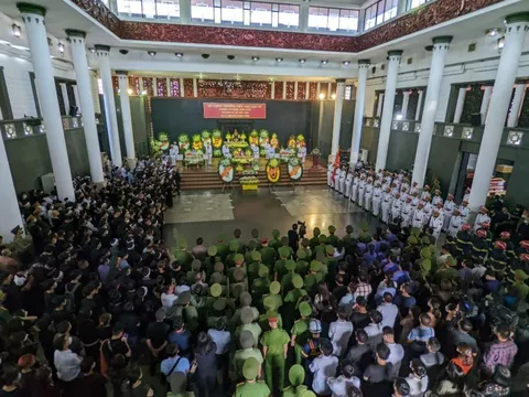 Dòng người tiễn biệt 3 liệt sĩ thời bình