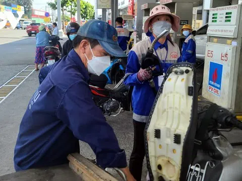 Kỳ lạ kinh doanh xăng dầu ‘càng thấy đông khách càng sợ’