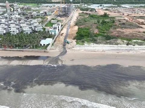 Người dân quay lại hình ảnh dòng nước đen ngòm chảy ra biển từ 1 dự án khu đô thị ở TP Vũng Tàu