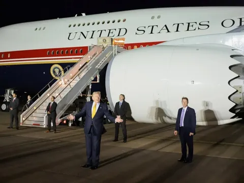 Không lực Một mới của ông Trump lộ điểm yếu an ninh