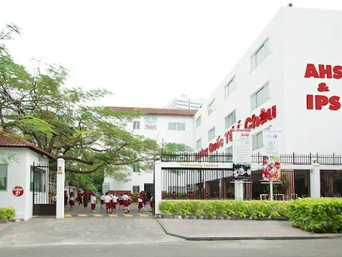 Phụ huynh phản đối tăng học phí, con bị trường quốc tế cho thôi học