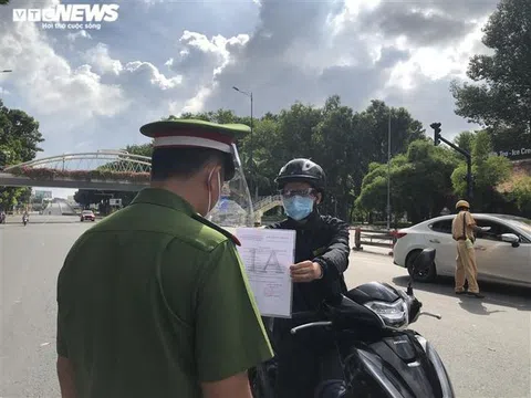 TP.HCM ngày đầu siết chặt giãn cách: Chốt yêu cầu quay đầu, chốt phạt tiền