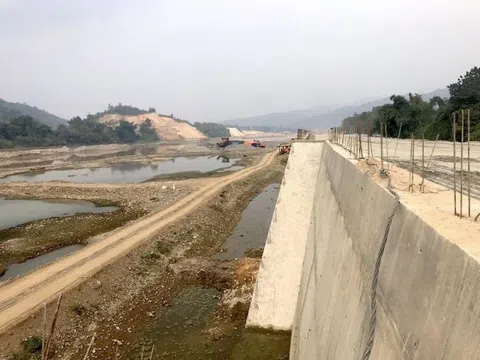 Hàng loạt doanh nghiệp khai thác cát sông Hồng bị 'sờ gáy'