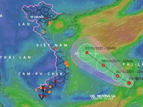 Áp thấp vào Biển Đông, sắp mạnh thành bão, miền Trung mưa to