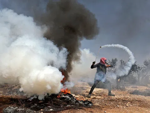 7 ngày qua ảnh: Người Palestine quăng lựu đạn hơi cay về phía cảnh sát Israel