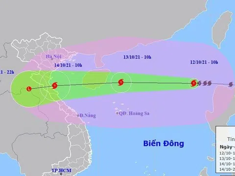 Bão giật cấp 13, di chuyển nhanh và tiếp tục mạnh thêm