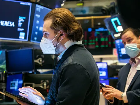 Dow Jones mất gần 450 điểm do giá dầu tăng vọt 5%