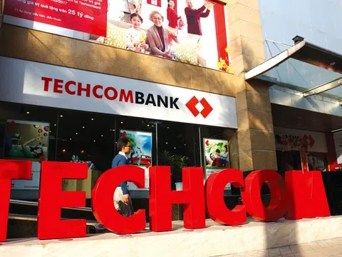 Cổ phiếu TCB giảm liên tục nhưng người nhà lãnh đạo Techcombank vẫn thoái bớt vốn