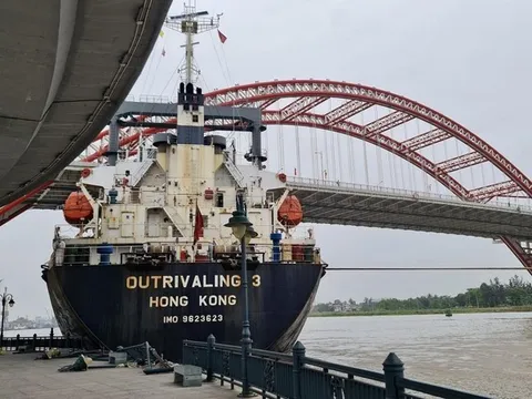 Tàu hàng tải trọng hàng nghìn tấn đâm vào cầu Hoàng Văn Thụ hơn 2.100 tỷ trên sông Cấm