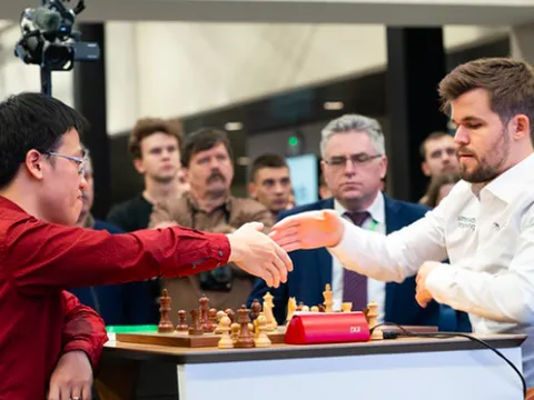 Lê Quang Liêm lần đầu thắng 'vua cờ' Magnus Carlsen