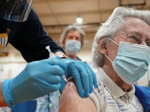 Quốc gia đầu tiên dừng tiêm vaccine Covid-19