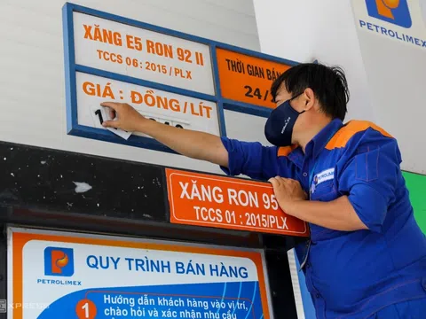 Giá xăng giảm hơn 900 đồng/lít, dầu giảm mạnh hơn