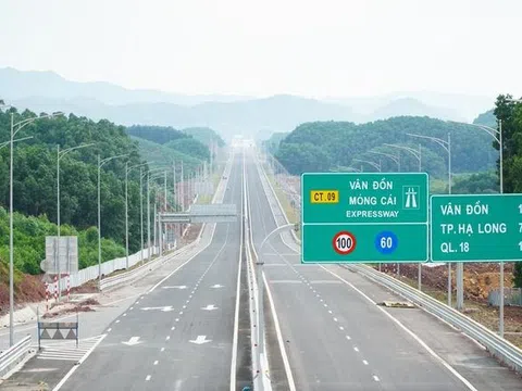 Trục cao tốc dài 176km chưa có trạm dừng nghỉ: Dân băn khoăn đổ xăng, vệ sinh cách gì!