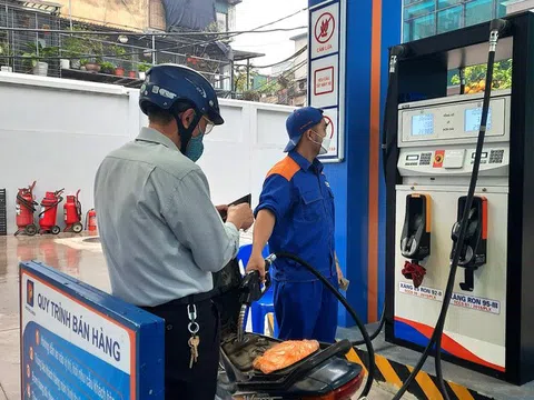 Giá xăng dầu hôm nay 10/10: Dự báo về 100 USD/thùng