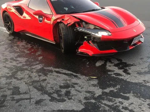 Xe Ferrari 488 tông chết người, xuất hiện ảnh cô gái trẻ ngồi ghế lái