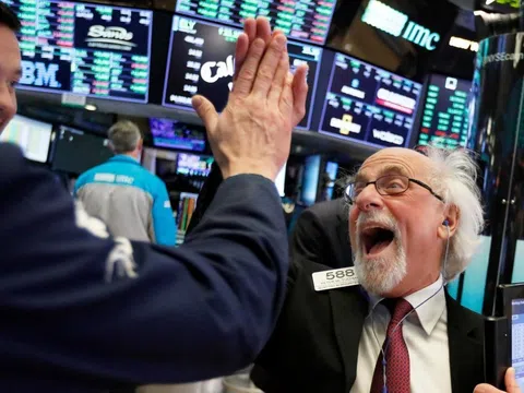 S&P 500 lên đỉnh 5 tháng nhờ cổ phiếu Meta, dầu thô tiếp tục giảm giá