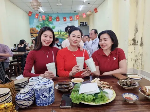 Thực khách Sài Gòn đổ xô đi ăn nem nướng Út Hương